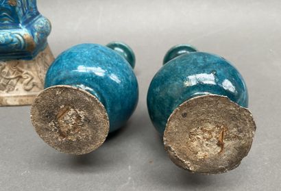 Trois coupes, Paire de vases cornets quadrangulaires...