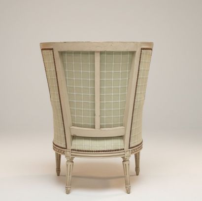 Bergère enveloppante en bois laqué blanc...