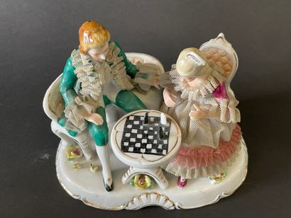 Huit groupes en porcelaine représentant des...
