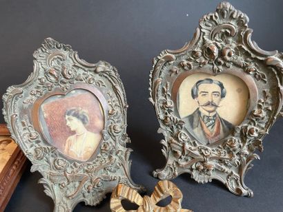 Lot de cadres : deux cadres en métal de forme...