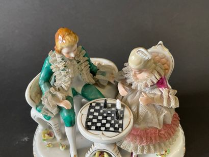 Huit groupes en porcelaine représentant des...