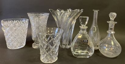 Lot de vases, sceau à champagne, carafes...