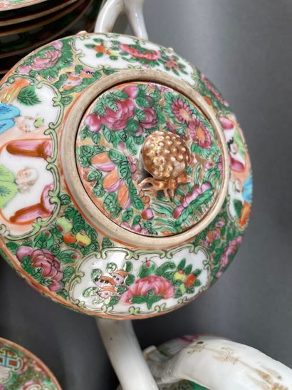 Ensemble en porcelaine de Canton à décor...