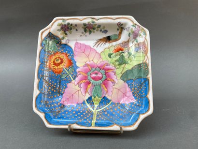 Jatte carrée en porcelaine, les angles évidés...