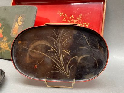 Lot de laque du Japon : plateaux, coupe à...