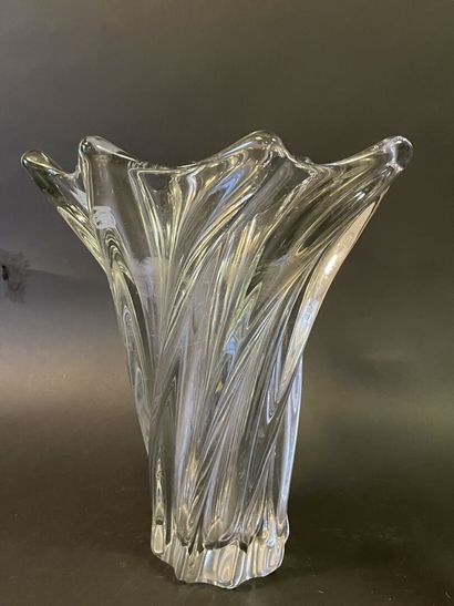 Lot de vases, sceau à champagne, carafes...
