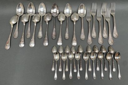 12 grandes cuillères, 6 grandes fourchettes...