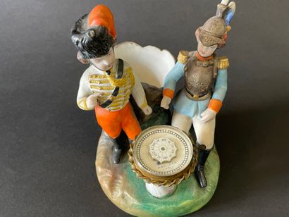 Huit groupes en porcelaine représentant des...