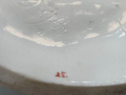 MEISSEN
Scène galante avec un enfant sous...