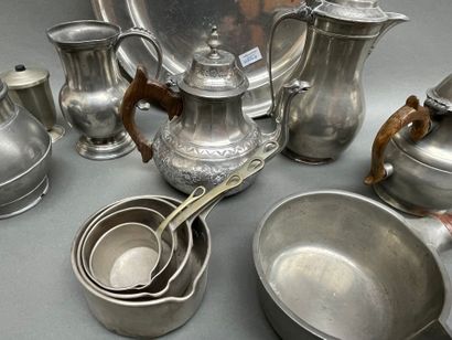 Lot d'étains : plats, 5 verseuses, casse...