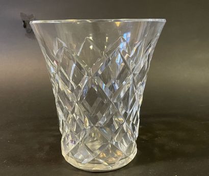 Lot de vases, sceau à champagne, carafes...