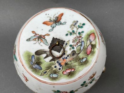 Bol couvert en porcelaine en forme de tonneau...