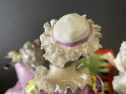 Huit groupes en porcelaine représentant des...