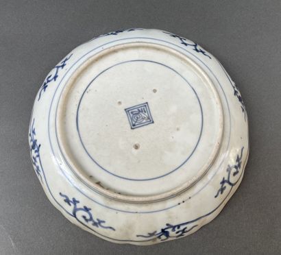 Jatte en porcelaine à décor en camaïeu bleu...