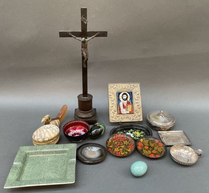 Lot de bibelots divers dont Christ (47 cm),...