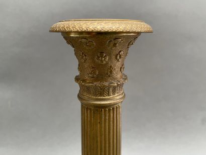 Paire de bougeoirs en bronze doré et ciselé...