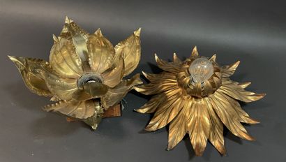 Deux plafonniers en métal doré en forme de...