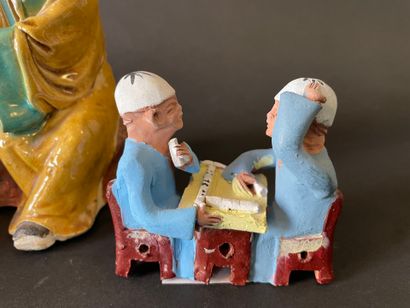 Trois groupe de personnages jouant en terre...