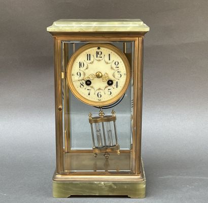 Pendule cage en laiton, le plateau en onyx...