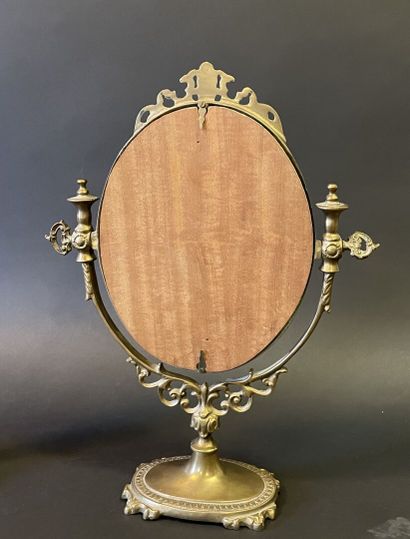 Miroir de table en bronze doré de forme ovale
XXème...
