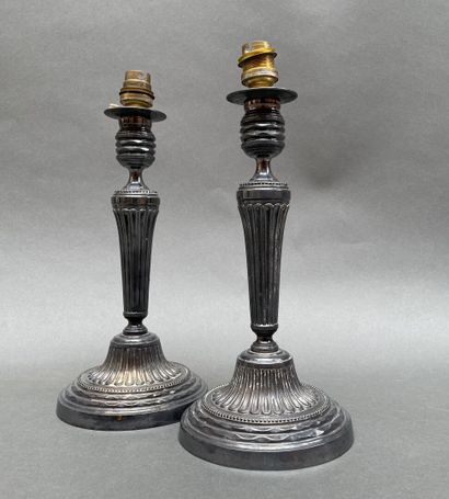Paire de bougeoirs en métal argenté à fûts...