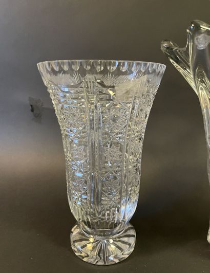 Lot de vases, sceau à champagne, carafes...