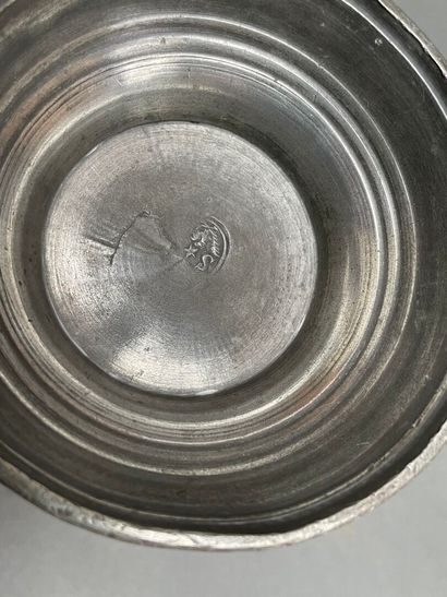 Lot d'étains : plats, 5 verseuses, casse...
