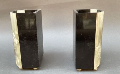 Paire de vases quadrangulaires en onyx et...