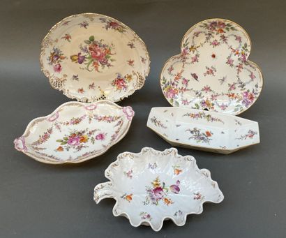 Lot de cinq plats, coupes, jattes en porcelaine...