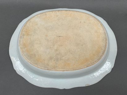 Plat creux en porcelaine à décor de guirlandes...