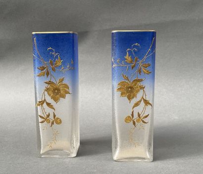 Paire de vases quadrangulaires en verre partiellement...