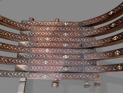 Siège curule pliant en bois sculpté de rinceaux...