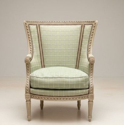 Bergère enveloppante en bois laqué blanc...