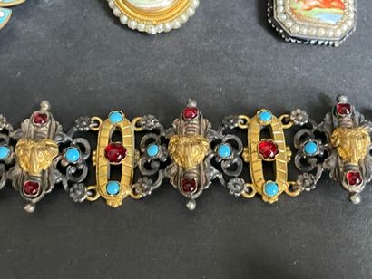 Lot de bijoux fantaisie : broches, bracelet,...