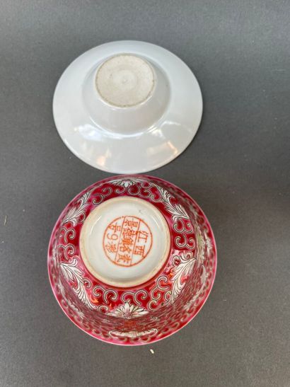 Lot d'extrême-orient dont coupe en porcelaine...