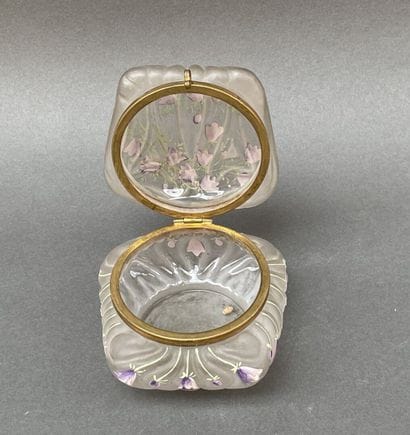 Coffret en verre à décor émaillé de campanules....