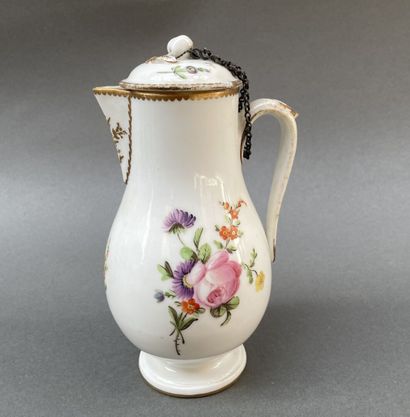 Verseuse de forme balustre en porcelaine...
