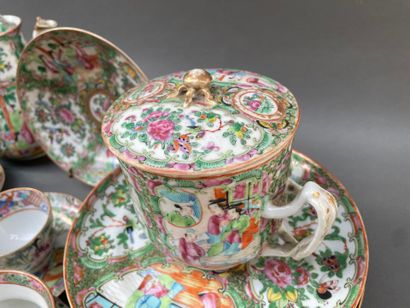 Ensemble en porcelaine de Canton à décor...