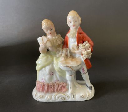 Huit groupes en porcelaine représentant des...