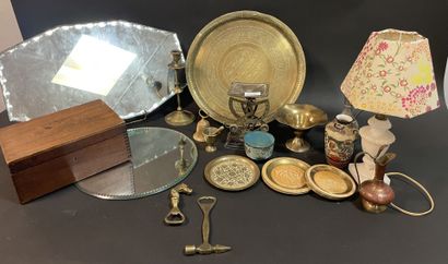 Petit lot de bibelots divers : pied de lampe,...