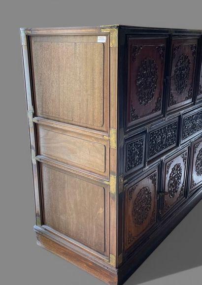Cabinet en bois exotique à huit porte et...