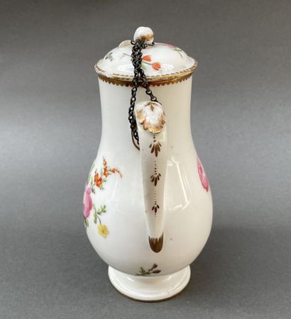 Verseuse de forme balustre en porcelaine...