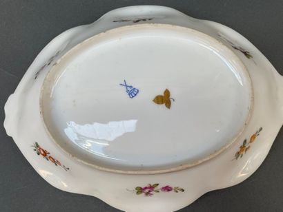 Lot de cinq plats, coupes, jattes en porcelaine...