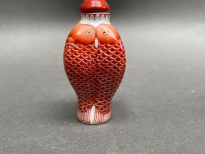 Lot de tabatières en pierre dure ou porcelaine...