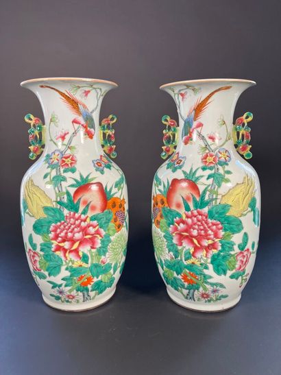 Chine, vers 1900, 
Paire de vases balsutres,...