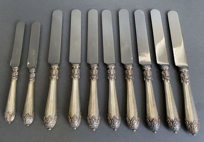 Huit grands couteaux et deux petits couteaux...