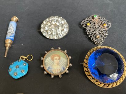 Lot de bijoux fantaisie : broches, bracelet,...