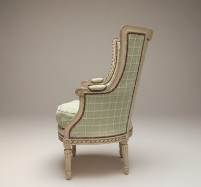 Bergère enveloppante en bois laqué blanc...