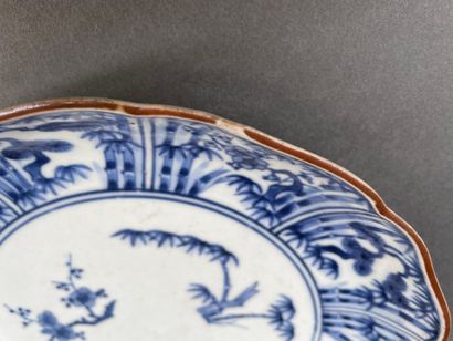 Jatte en porcelaine à décor en camaïeu bleu...