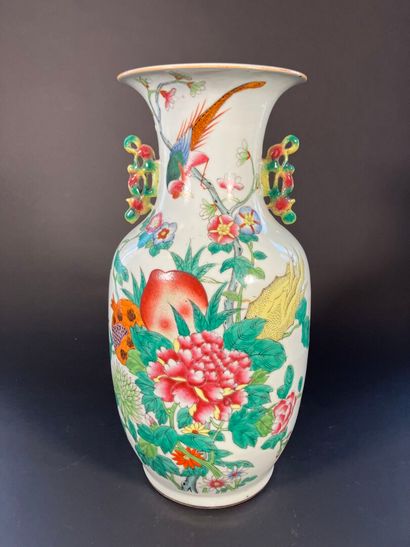 Chine, vers 1900, 
Paire de vases balsutres,...